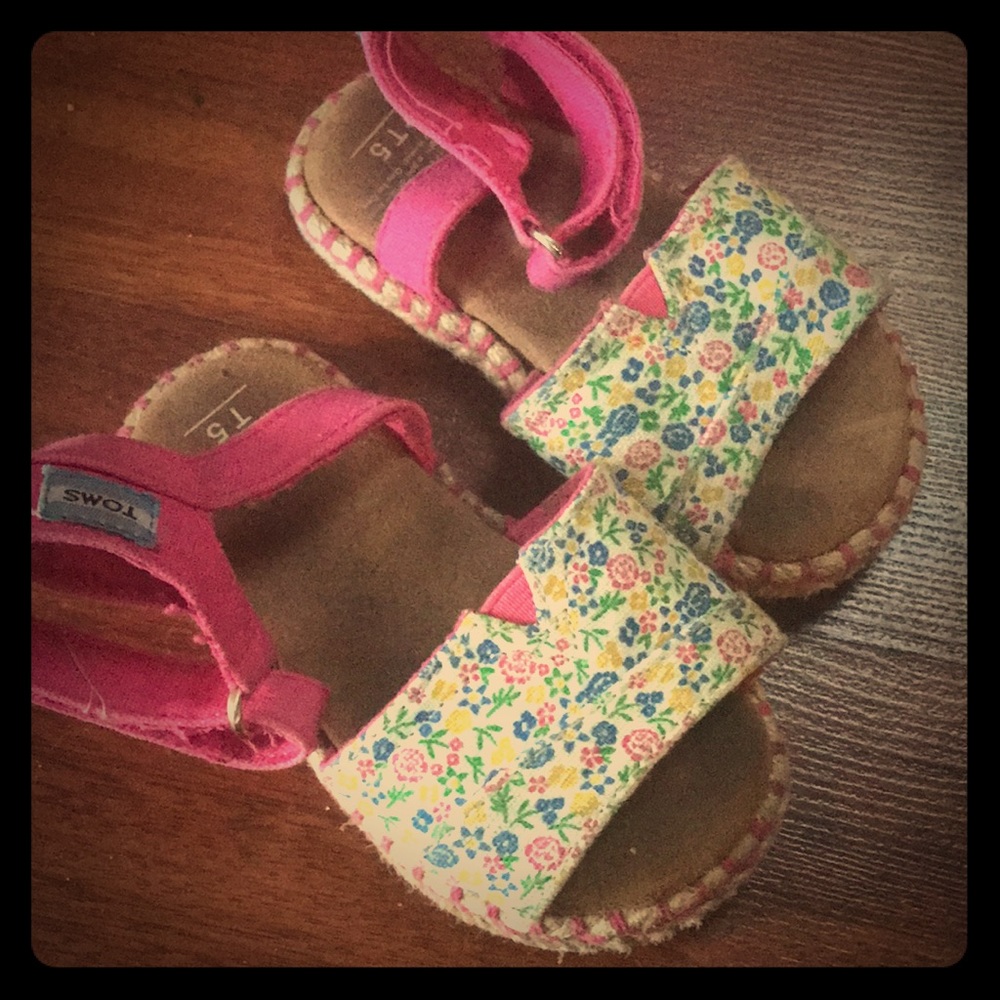 toms size 5 pink flower sandals that are adorable